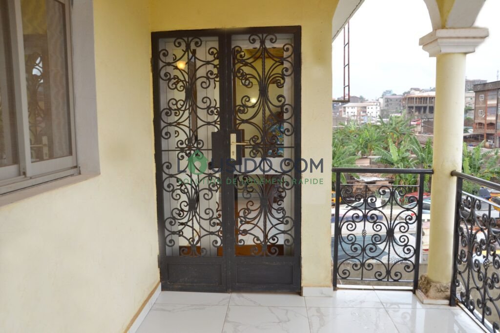 Appartement meublé nouvellement construit situé à Ngousso