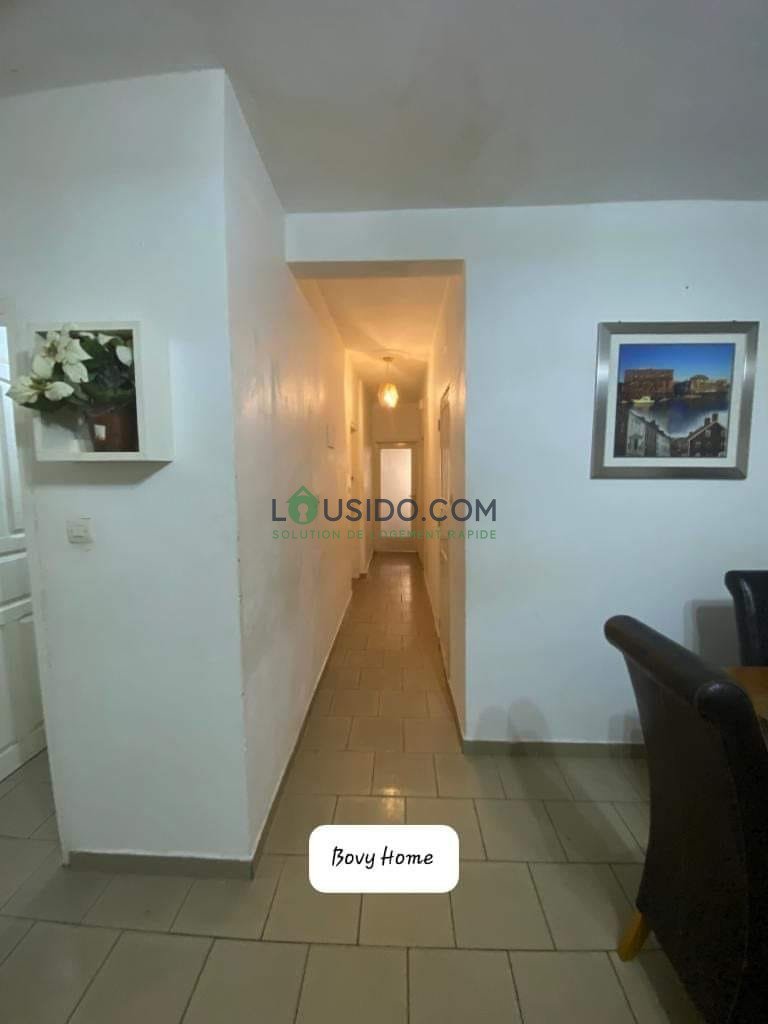 Appartement Meublé en bordure de route, Douala