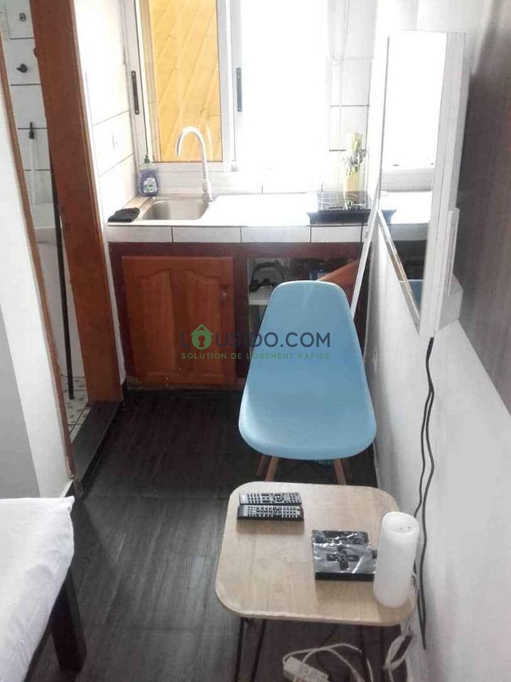 Chambre meublee avec coin cuisine