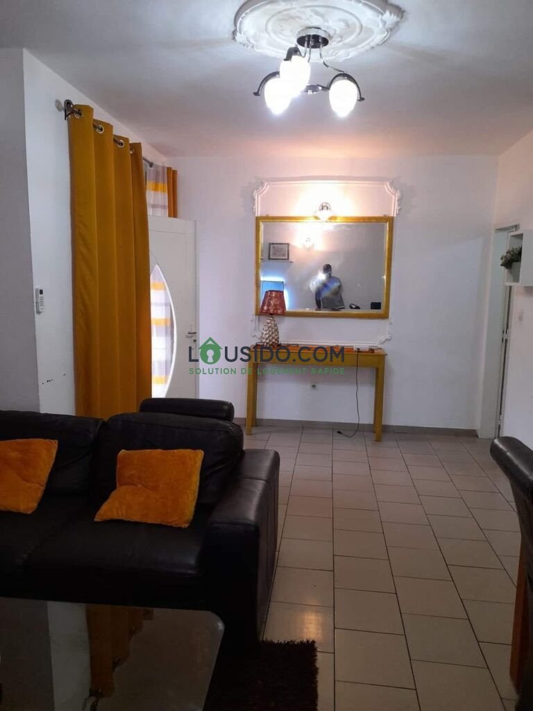 Appartement Meublé en bordure de route, Douala