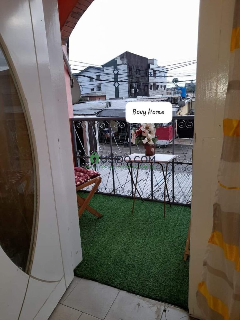 Appartement Meublé en bordure de route, Douala